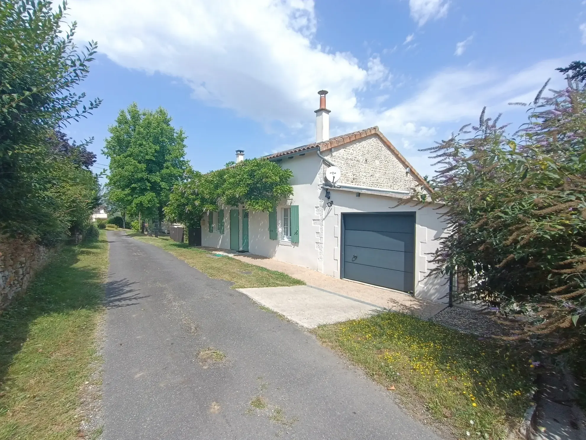 Maison de campagne en pierre à Bioussac (16700) avec jardin, terrasse et garage 