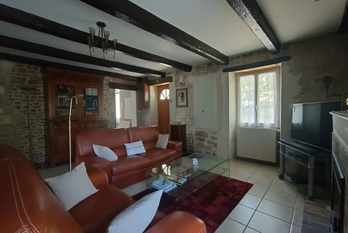 Maison de campagne en pierre à Bioussac (16700) avec jardin, terrasse et garage 