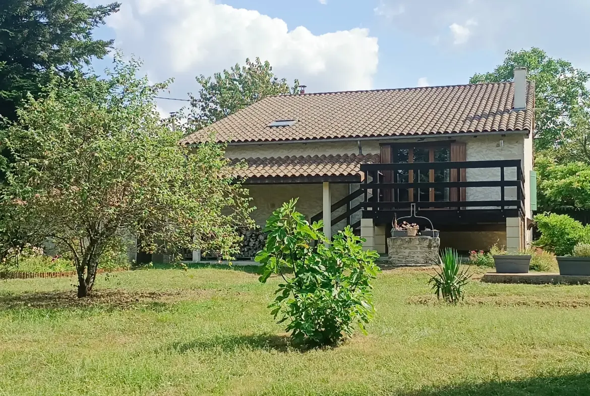 Maison de campagne en pierre à Bioussac (16700) avec jardin, terrasse et garage 