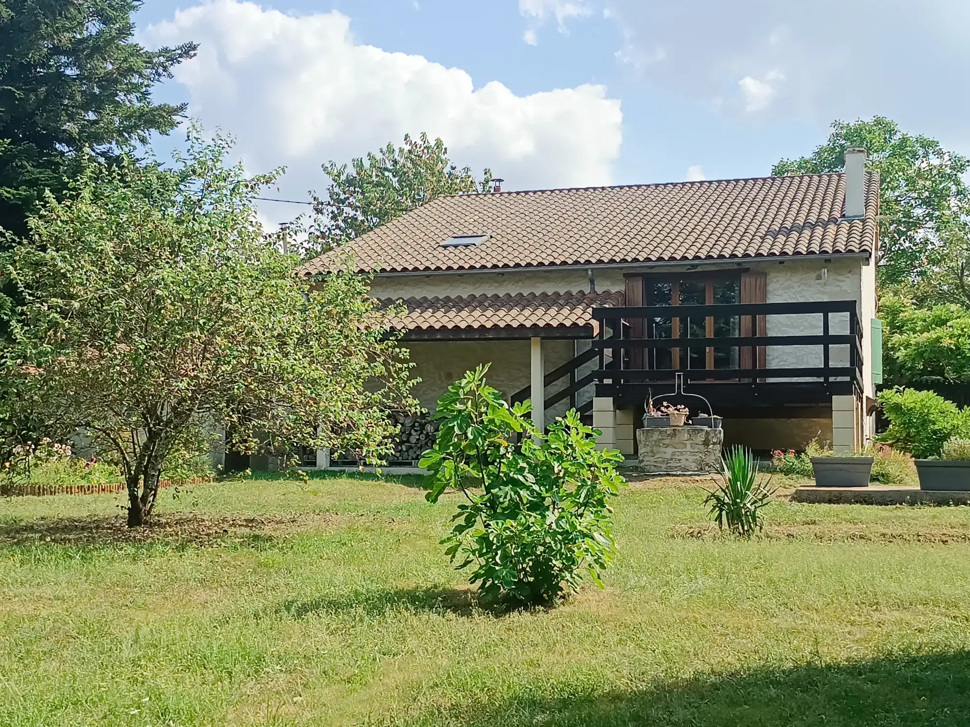 Maison de campagne en pierre à Bioussac (16700) avec jardin, terrasse et garage 