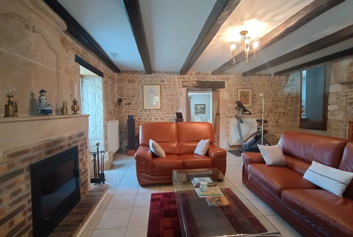Maison de campagne en pierre à Bioussac (16700) avec jardin, terrasse et garage 