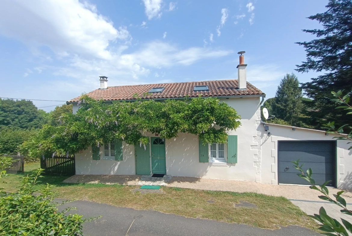 Maison de campagne en pierre à Bioussac (16700) avec jardin, terrasse et garage 