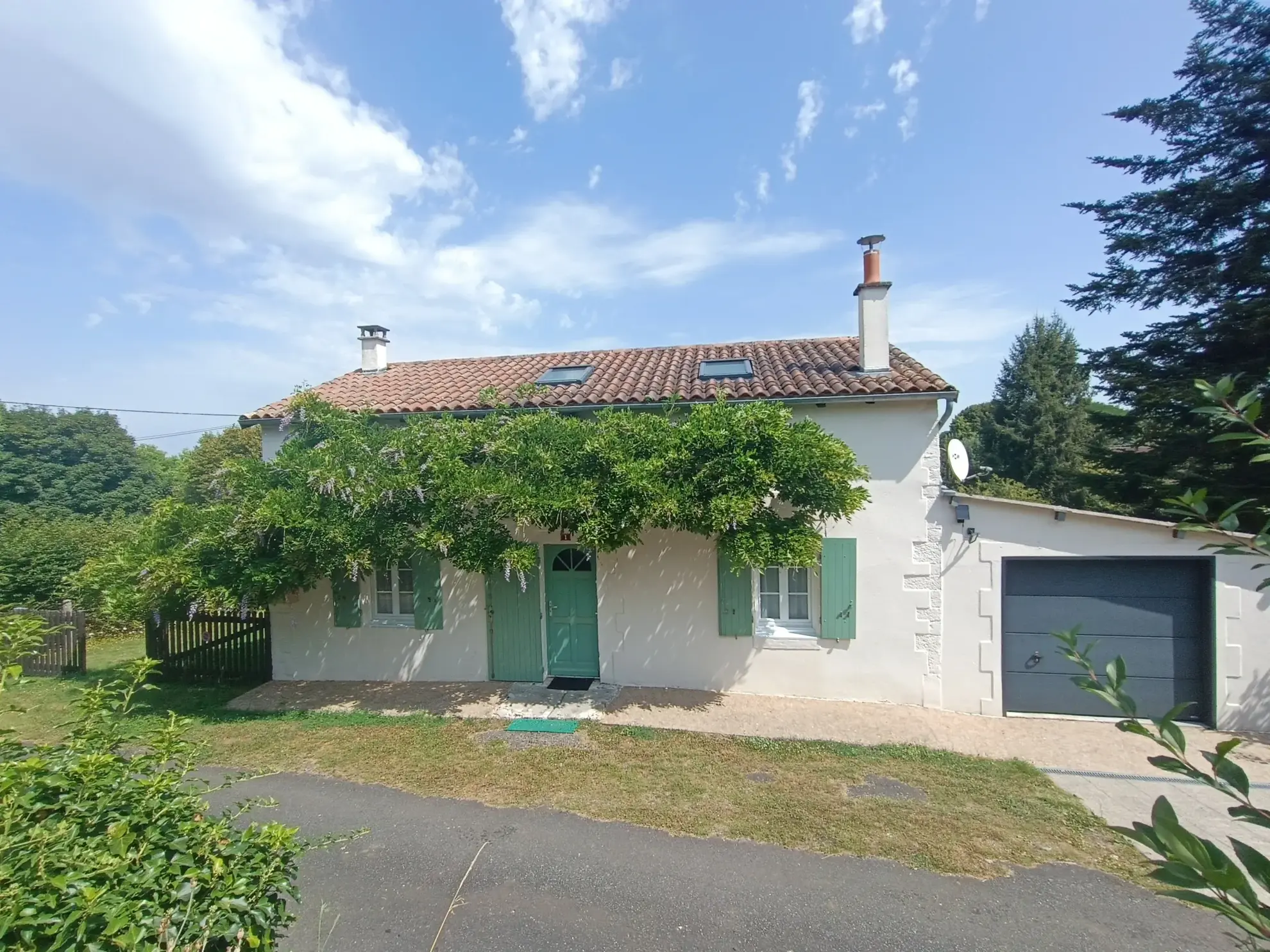 Maison de campagne en pierre à Bioussac (16700) avec jardin, terrasse et garage 