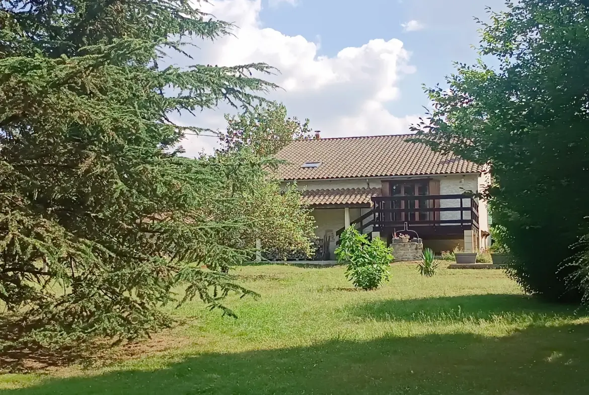 Maison de campagne en pierre à Bioussac (16700) avec jardin, terrasse et garage 