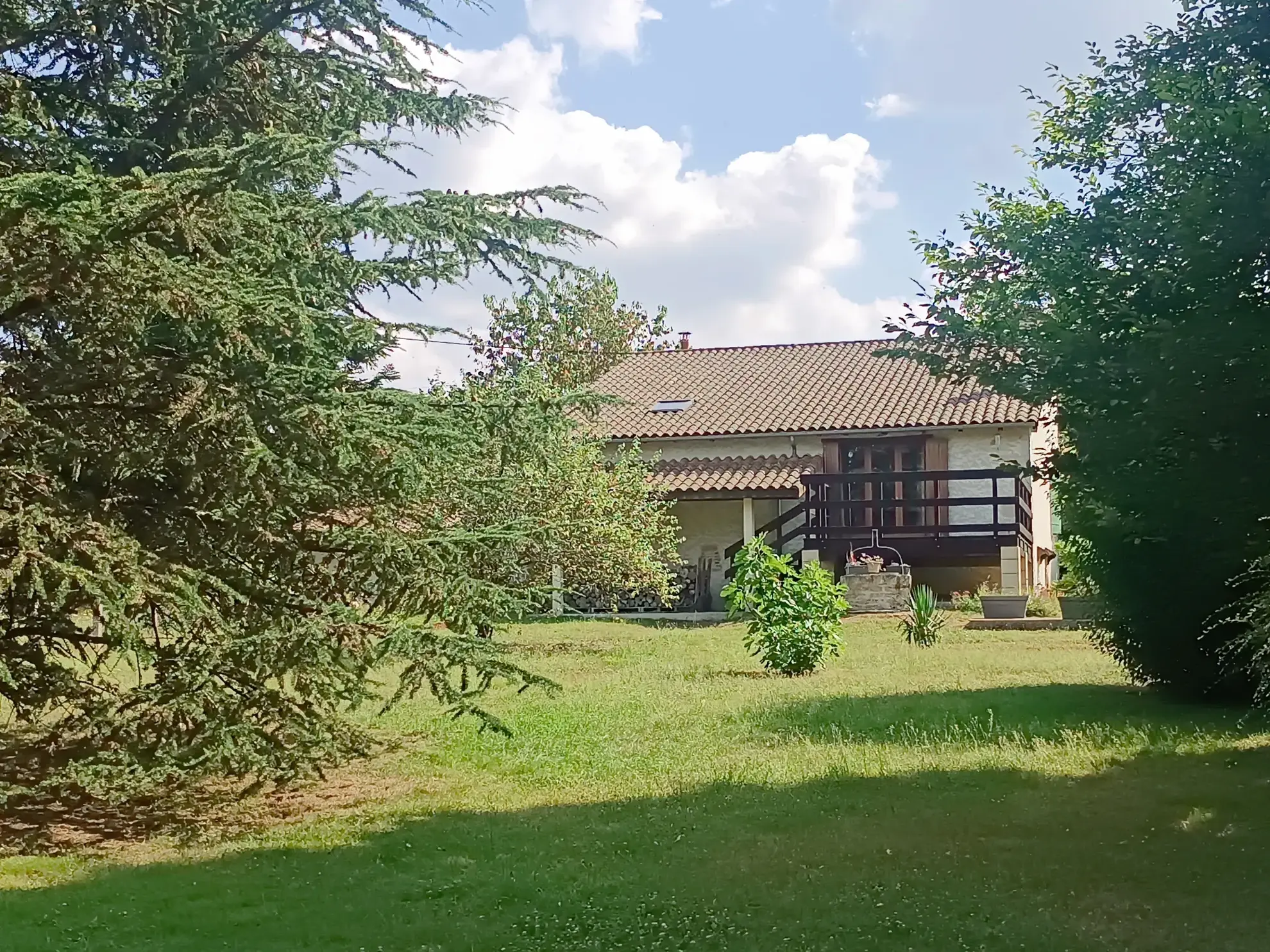 Maison de campagne en pierre à Bioussac (16700) avec jardin, terrasse et garage 