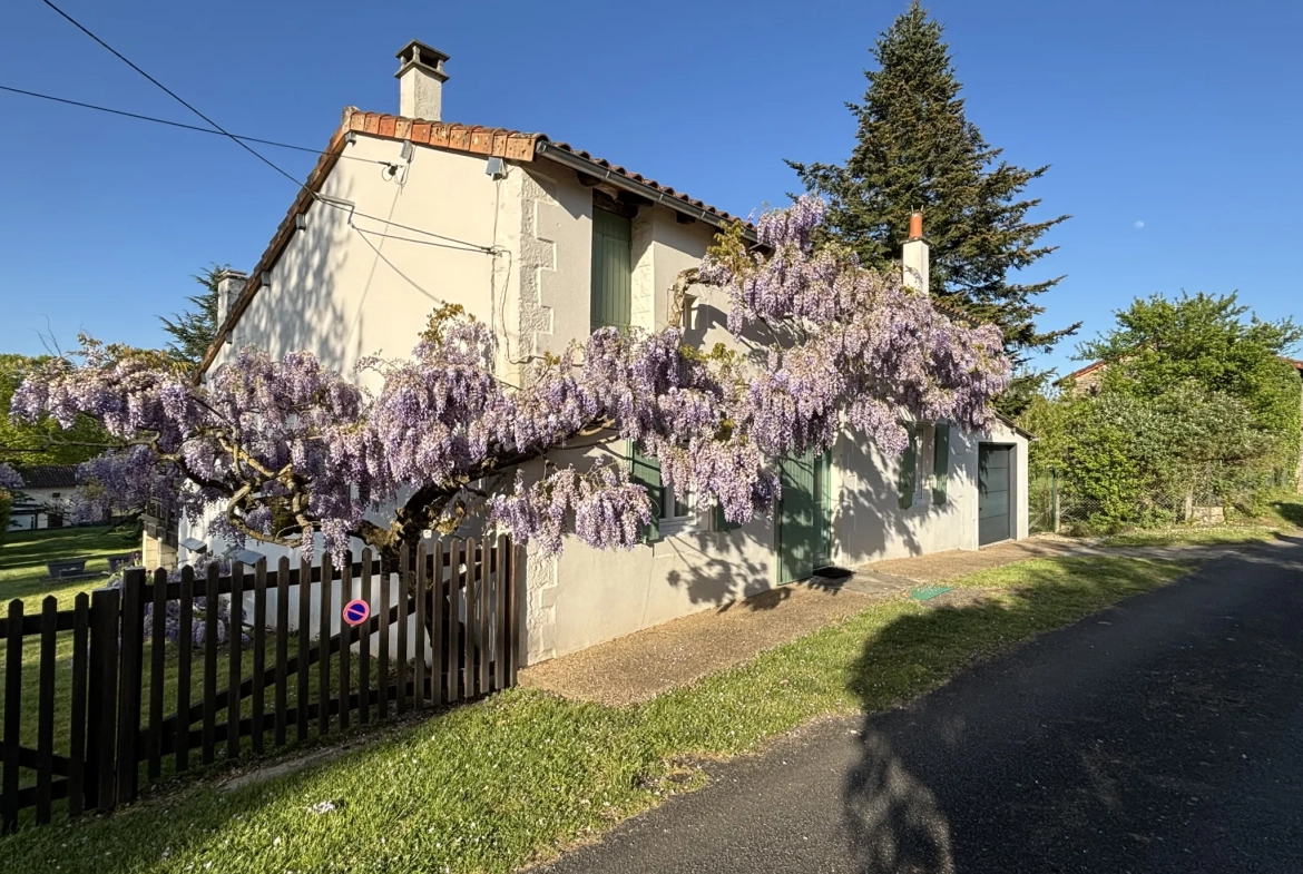 Maison de campagne en pierre à Bioussac (16700) avec jardin, terrasse et garage 