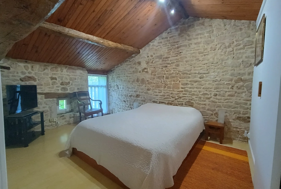 Maison de campagne en pierre à Bioussac (16700) avec jardin, terrasse et garage 
