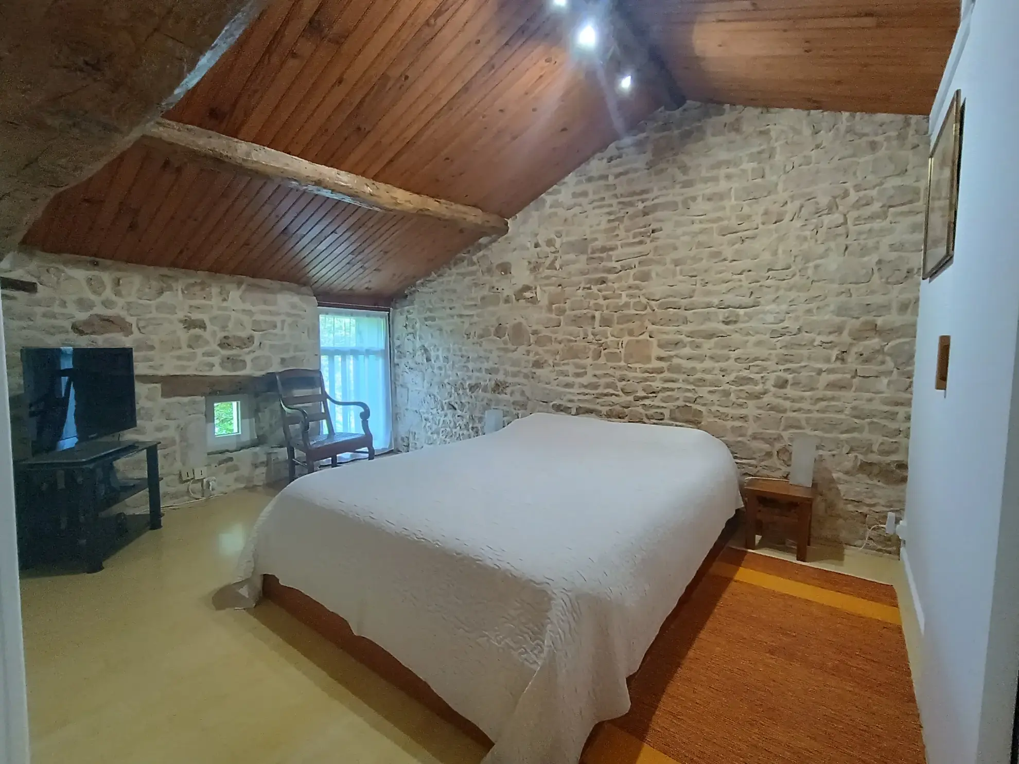 Maison de campagne en pierre à Bioussac (16700) avec jardin, terrasse et garage 