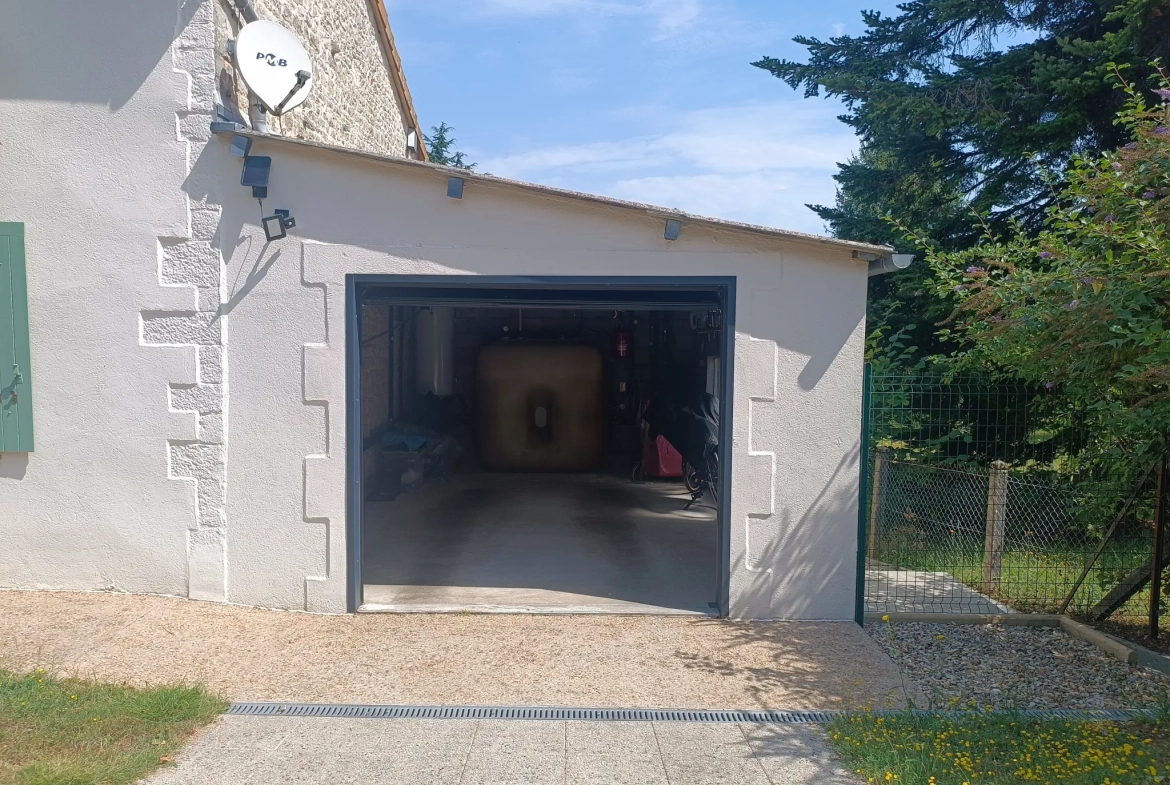 Maison de campagne en pierre à Bioussac (16700) avec jardin, terrasse et garage 