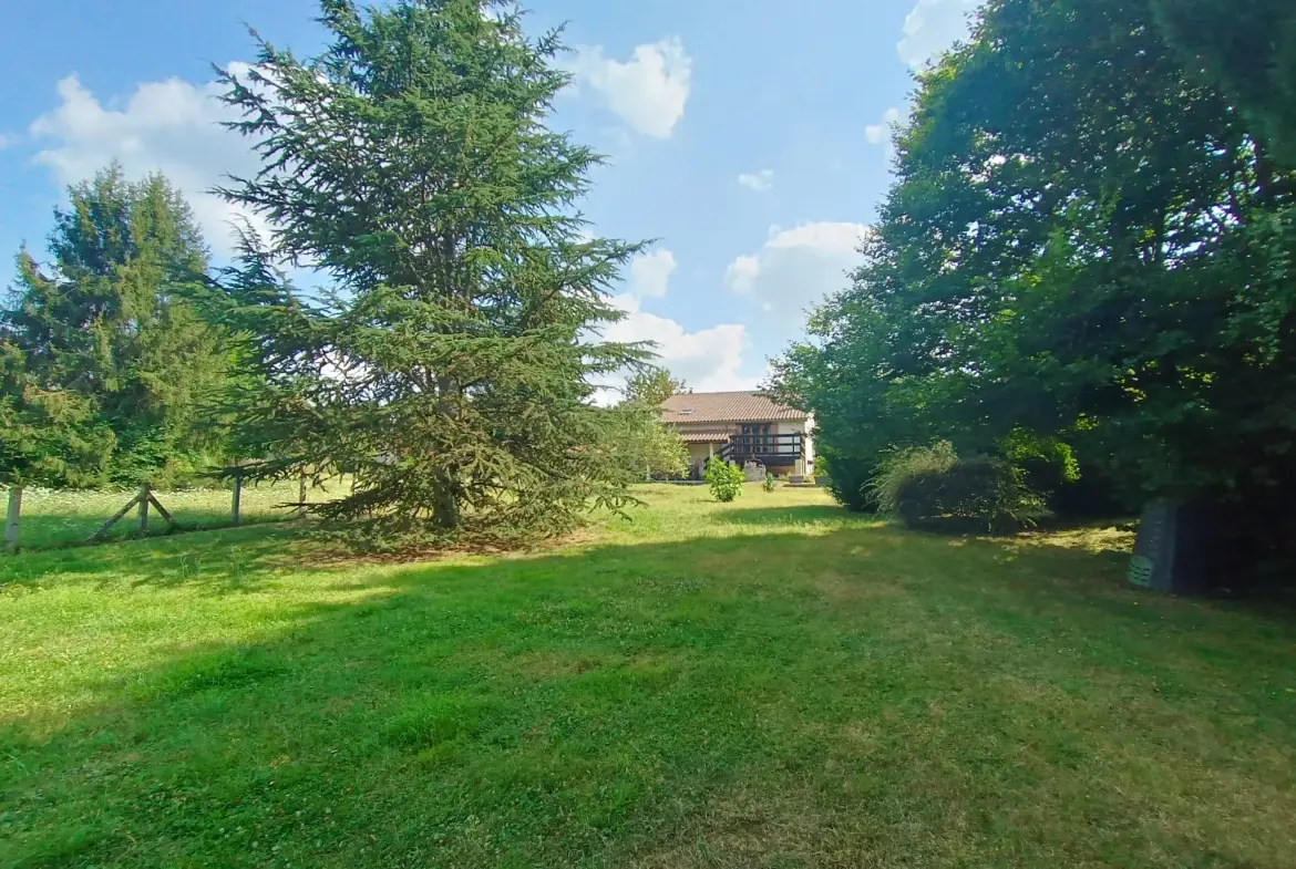 Maison de campagne en pierre à Bioussac (16700) avec jardin, terrasse et garage 