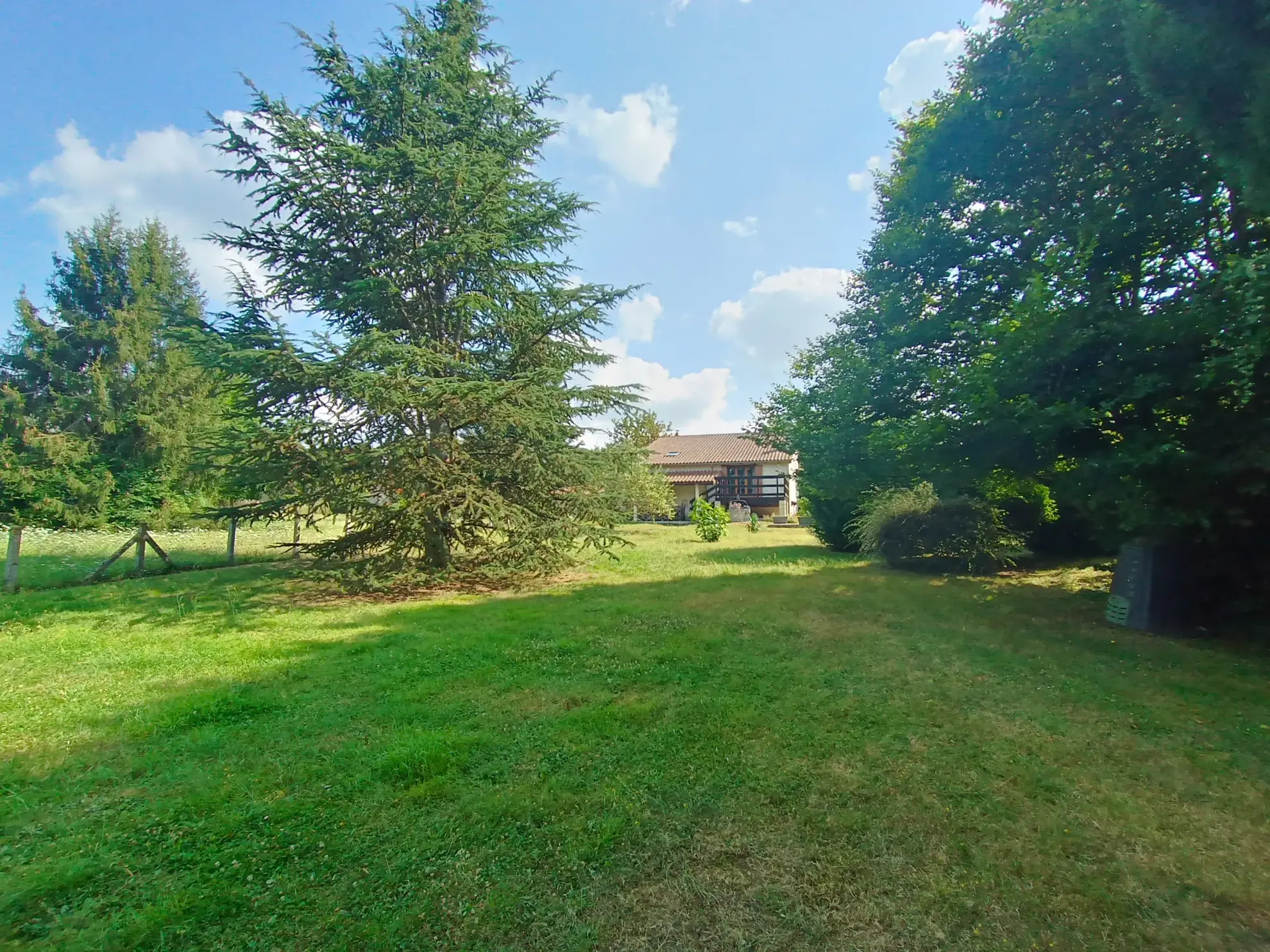 Maison de campagne en pierre à Bioussac (16700) avec jardin, terrasse et garage 
