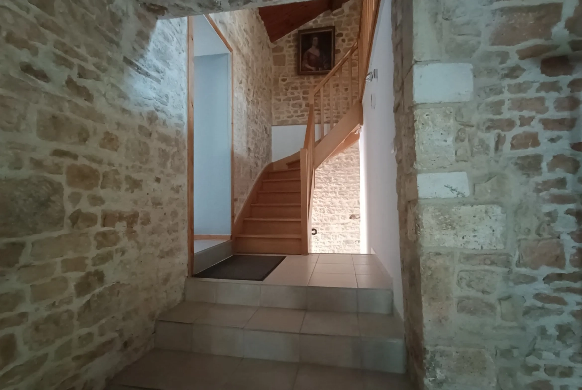 Maison de campagne en pierre à Bioussac (16700) avec jardin, terrasse et garage 
