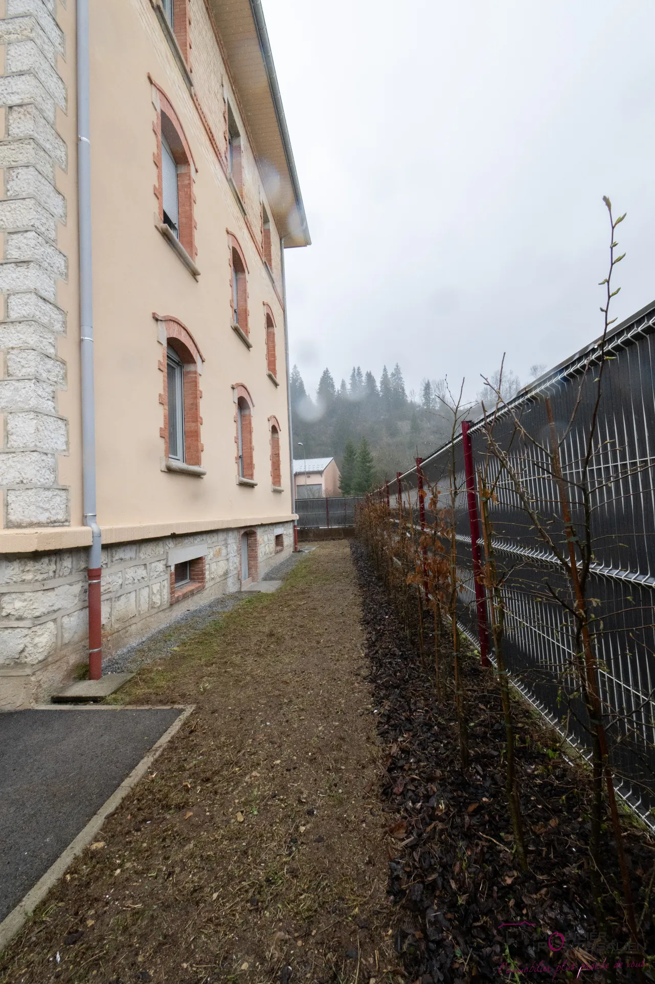 Appartement 2 pièces avec jardin et parking à La Cluse et Mijoux 