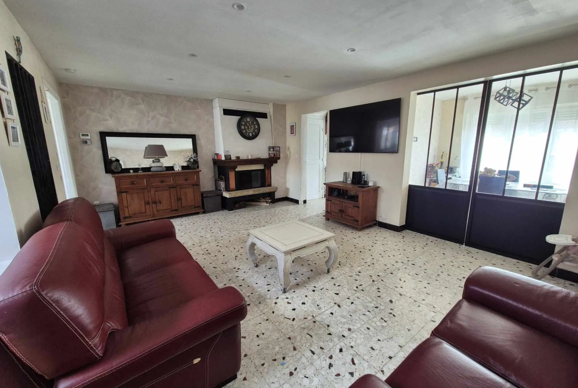 Maison semi plain-pied avec 4 chambres, jardin et garage à Estevelles 