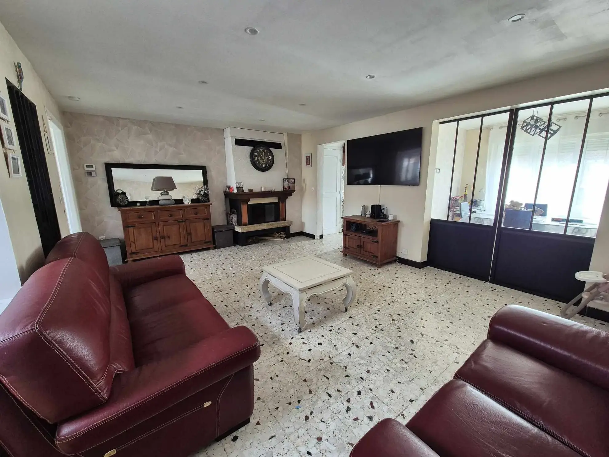 Maison semi plain-pied avec 4 chambres, jardin et garage à Estevelles 