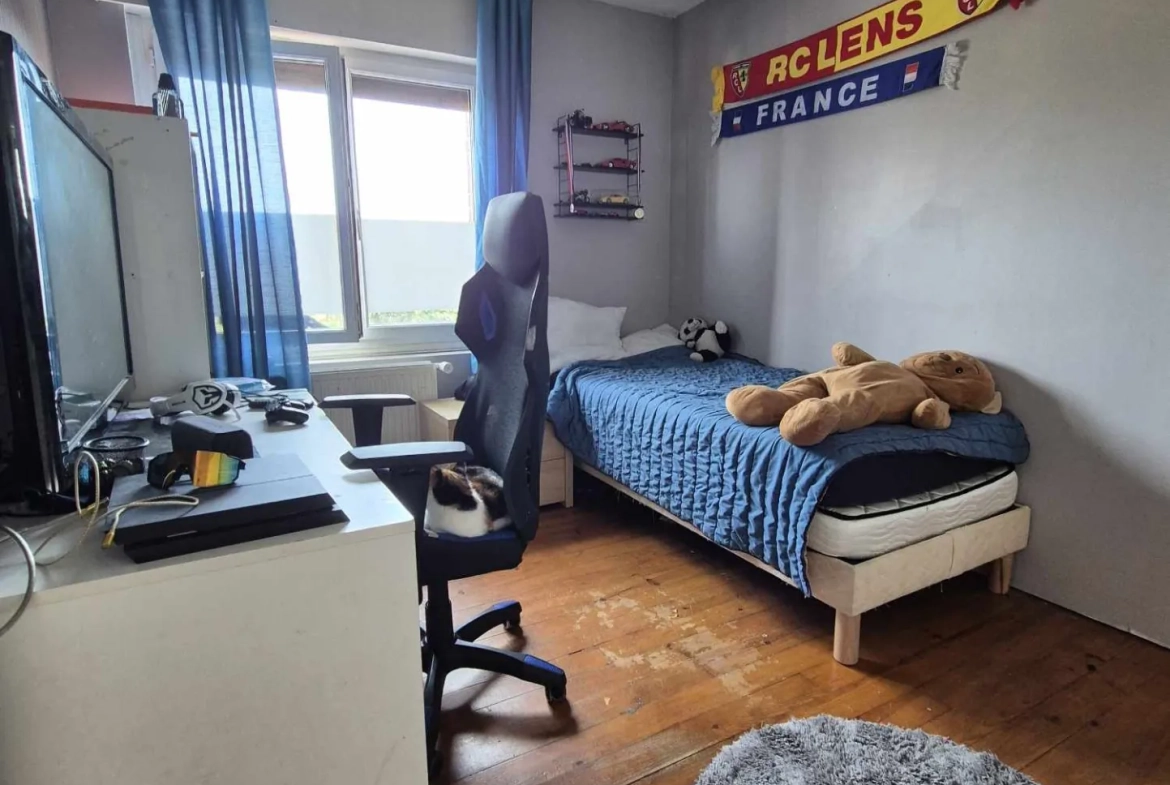Maison semi plain-pied avec 4 chambres, jardin et garage à Estevelles 