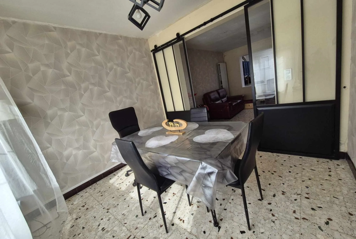 Maison semi plain-pied avec 4 chambres, jardin et garage à Estevelles 