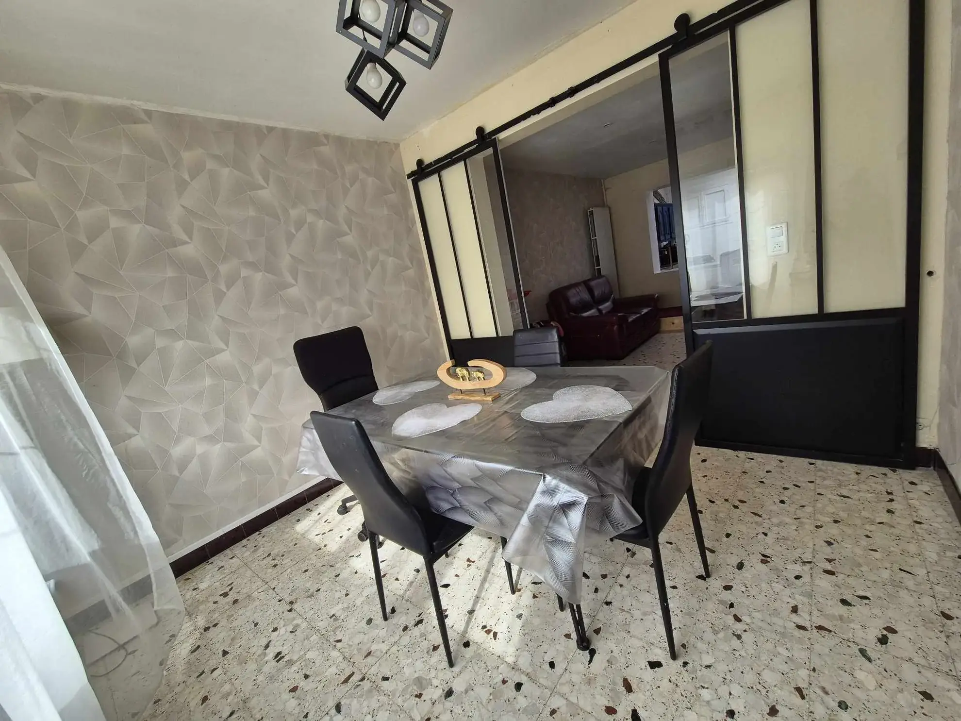Maison semi plain-pied avec 4 chambres, jardin et garage à Estevelles 