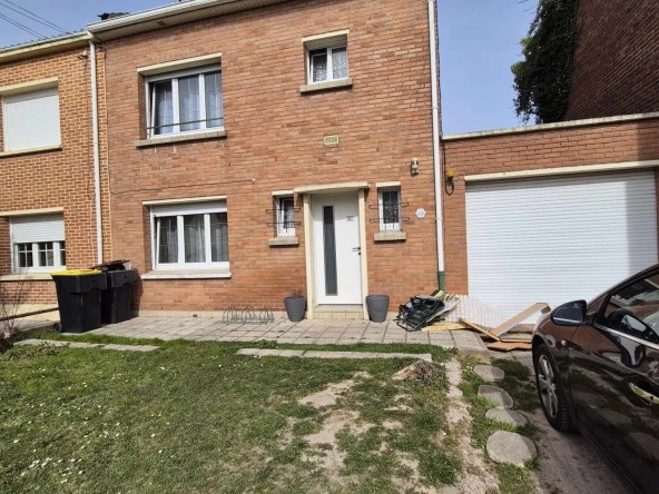 Maison semi plain-pied avec 4 chambres, jardin et garage à Estevelles