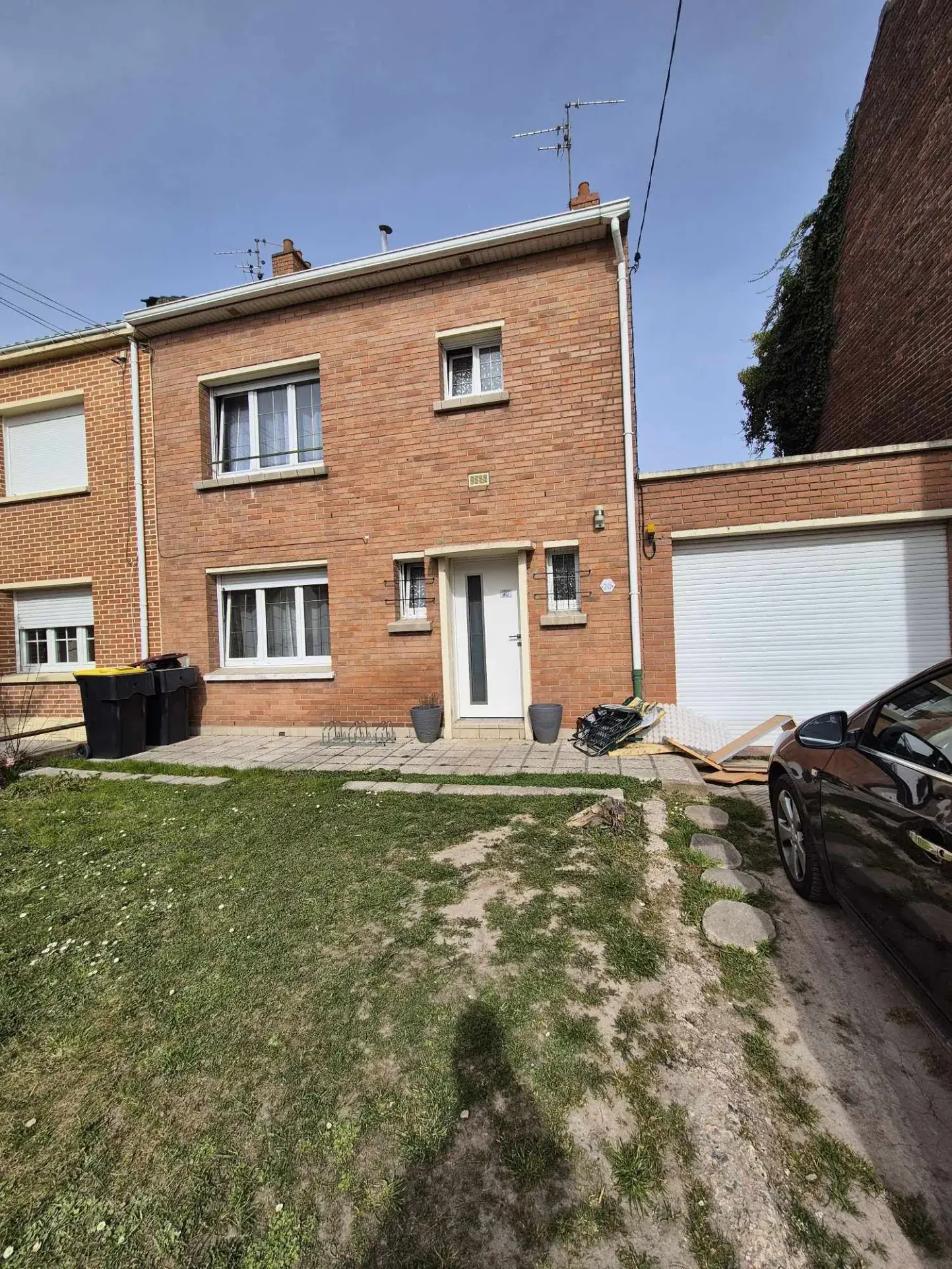 Maison semi plain-pied avec 4 chambres, jardin et garage à Estevelles 