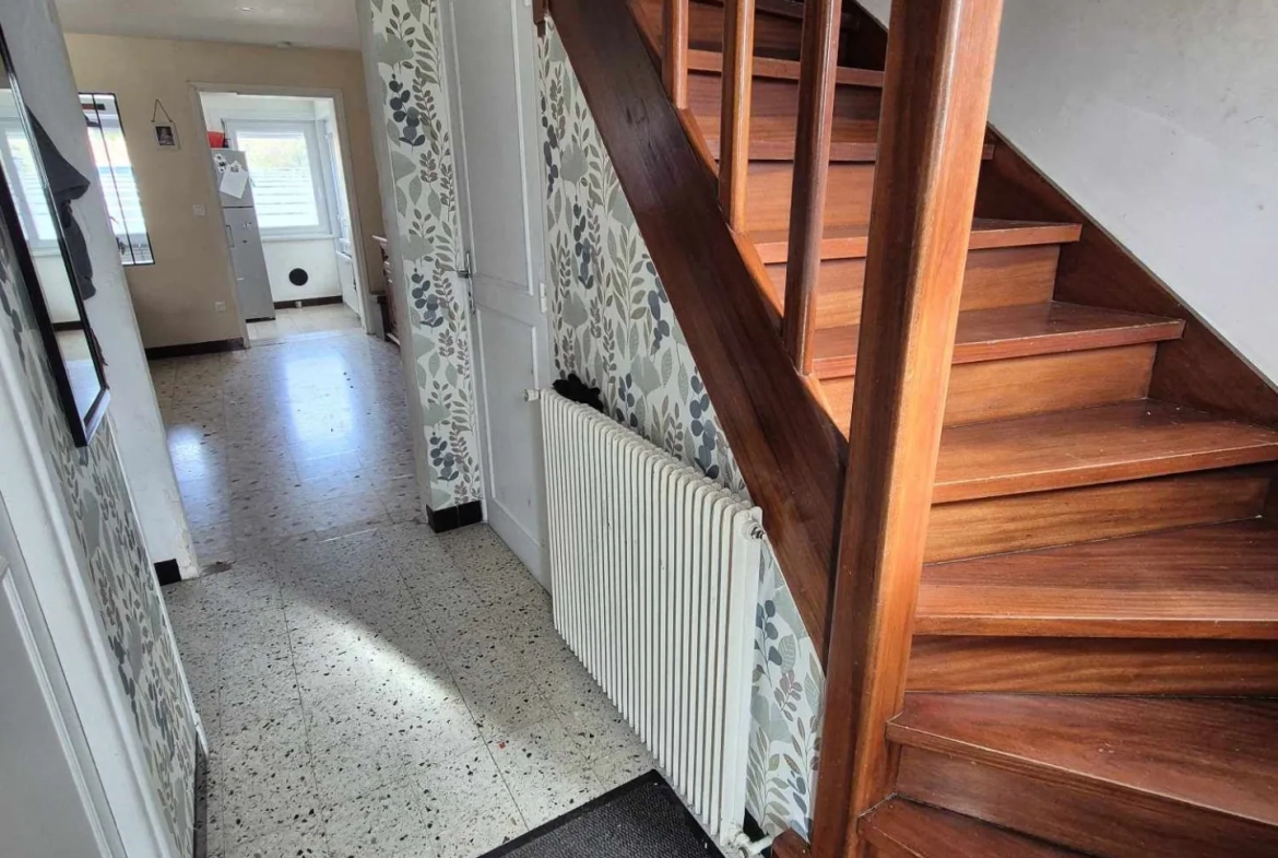 Maison semi plain-pied avec 4 chambres, jardin et garage à Estevelles 