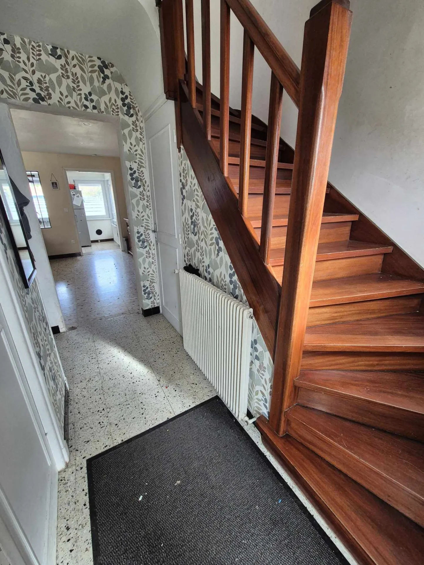 Maison semi plain-pied avec 4 chambres, jardin et garage à Estevelles 