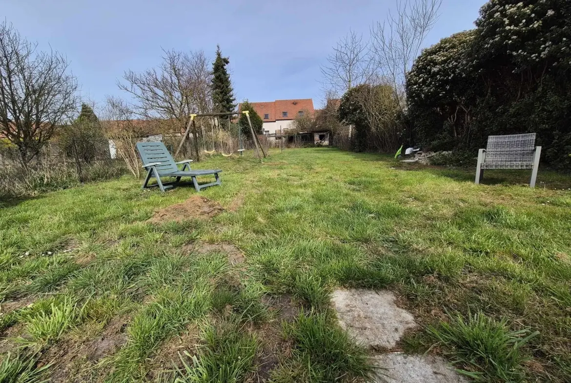 Maison semi plain-pied avec 4 chambres, jardin et garage à Estevelles 