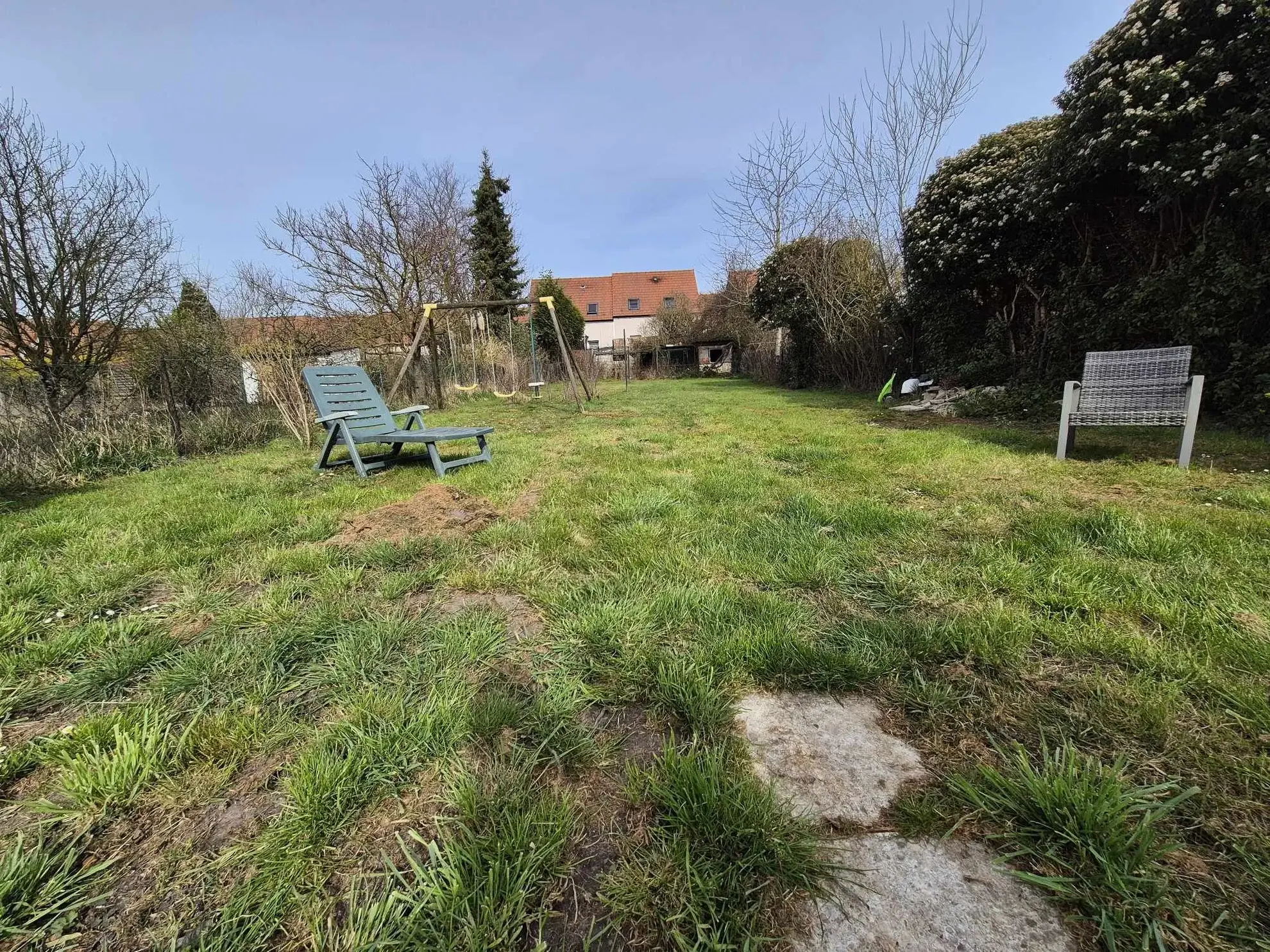 Maison semi plain-pied avec 4 chambres, jardin et garage à Estevelles 