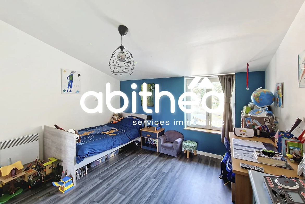 Charentaise rénovée de 117 m² avec 3 chambres, jardin et garage à Annepont 
