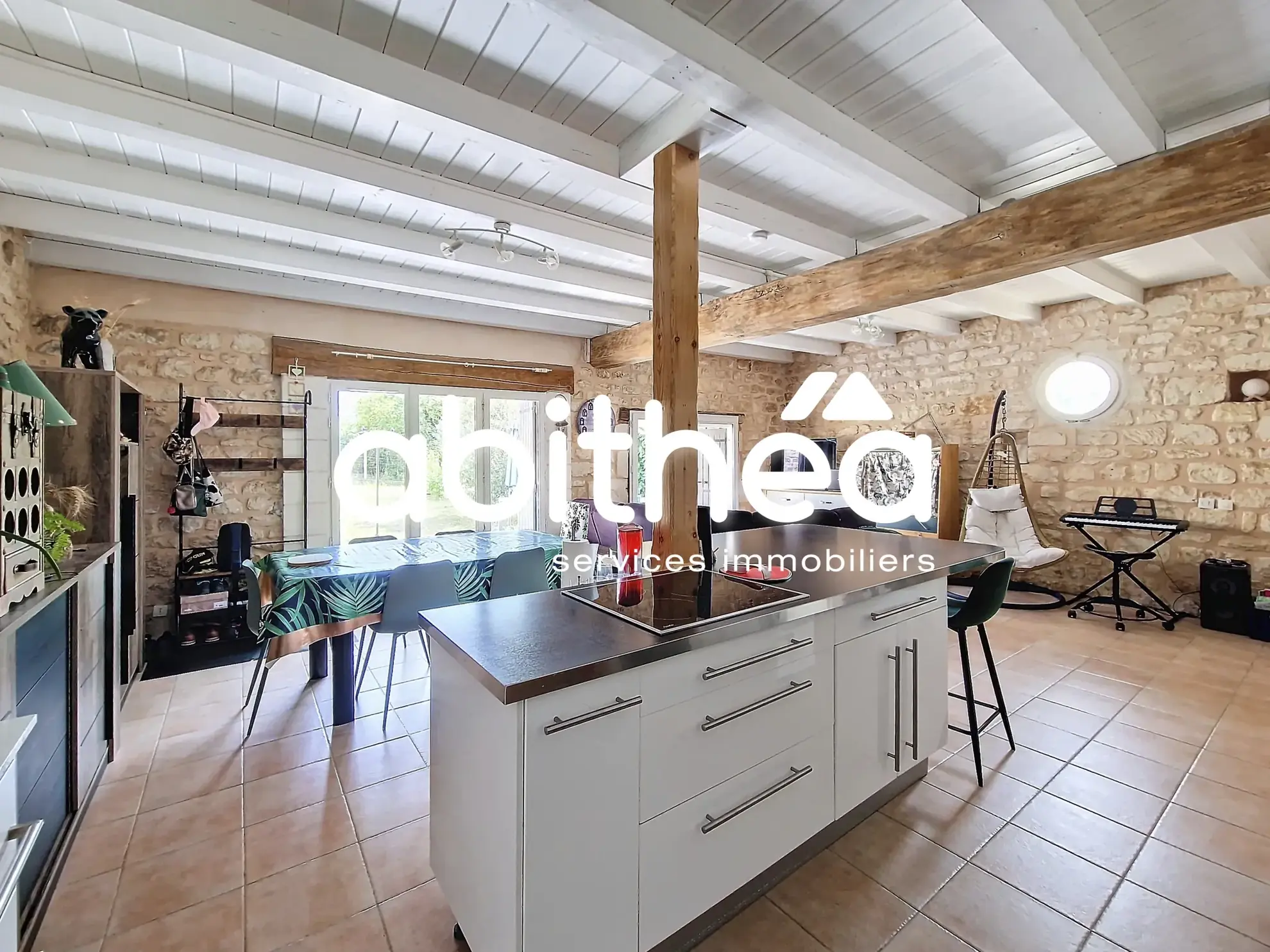 Charentaise rénovée de 117 m² avec 3 chambres, jardin et garage à Annepont 