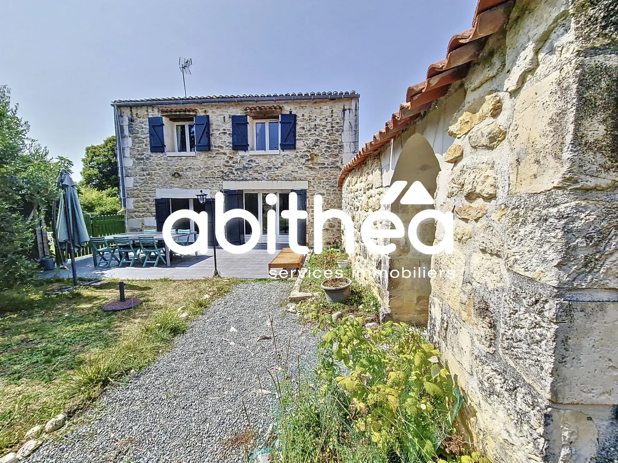 Charentaise rénovée de 117 m² avec 3 chambres, jardin et garage à Annepont 