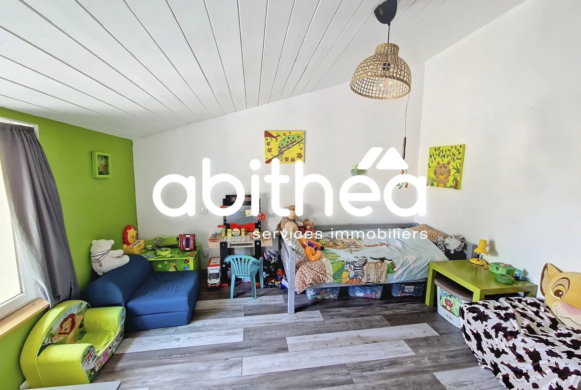 Charentaise rénovée de 117 m² avec 3 chambres, jardin et garage à Annepont 