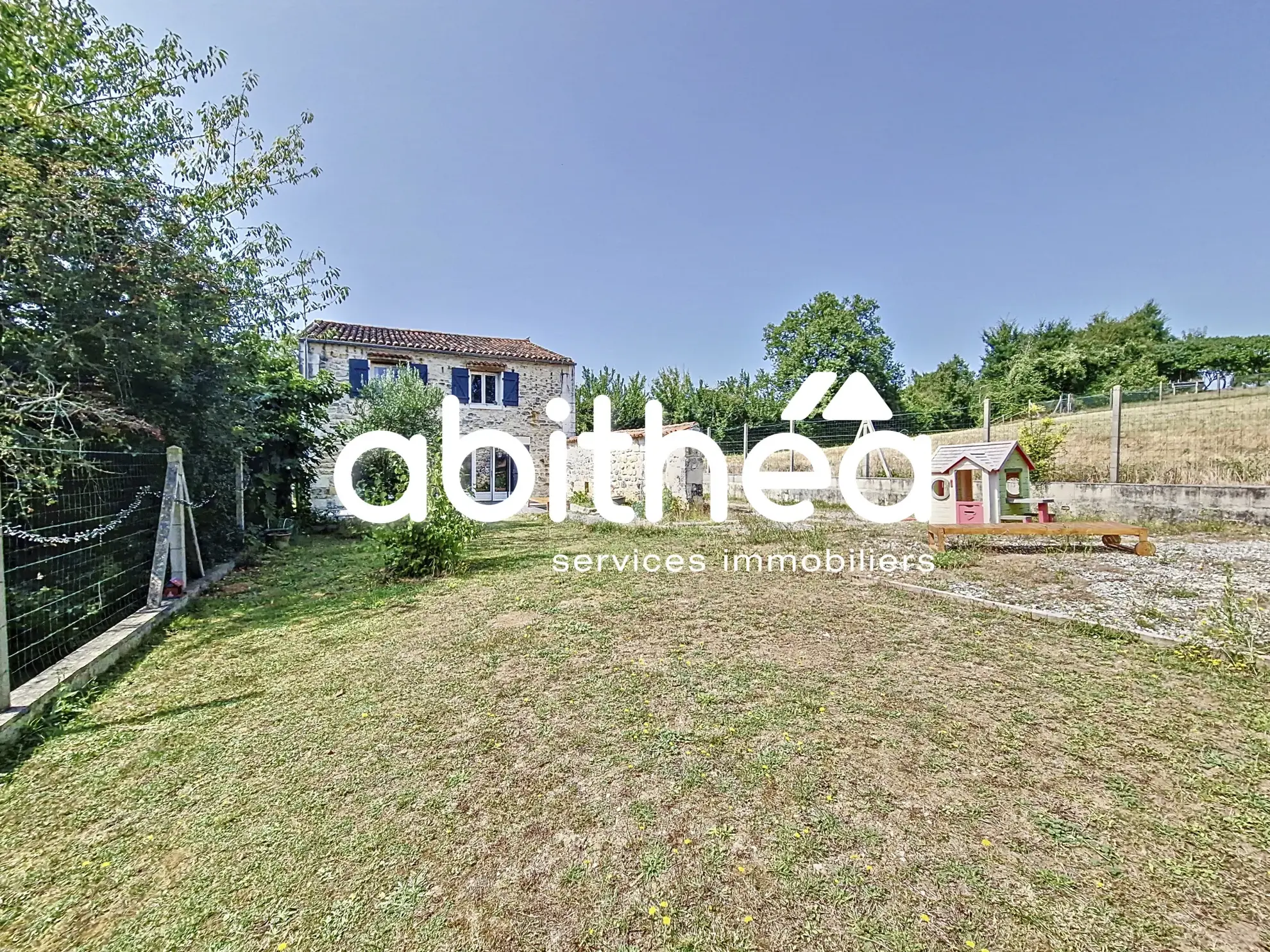 Charentaise rénovée de 117 m² avec 3 chambres, jardin et garage à Annepont 