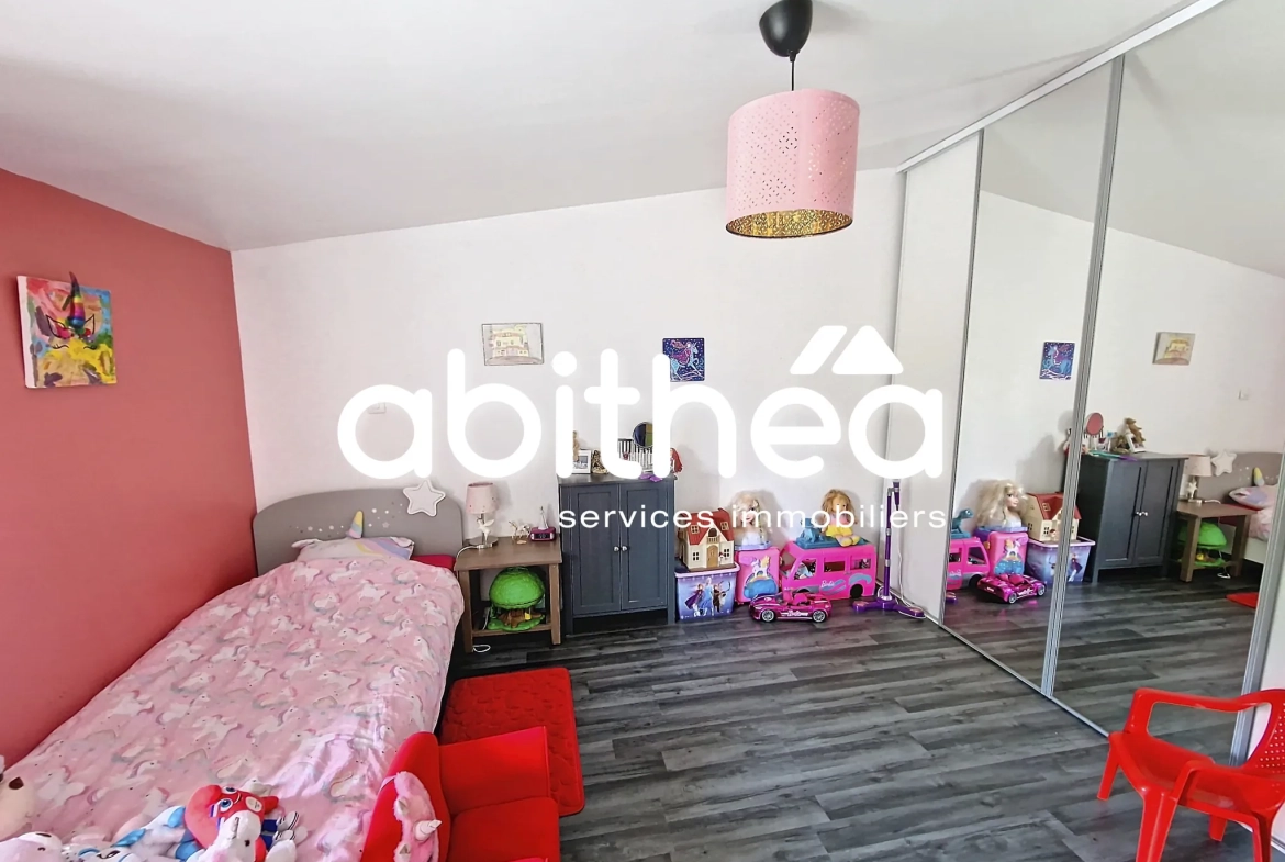 Charentaise rénovée de 117 m² avec 3 chambres, jardin et garage à Annepont 