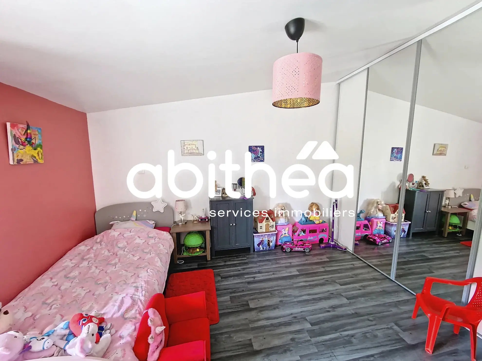Charentaise rénovée de 117 m² avec 3 chambres, jardin et garage à Annepont 
