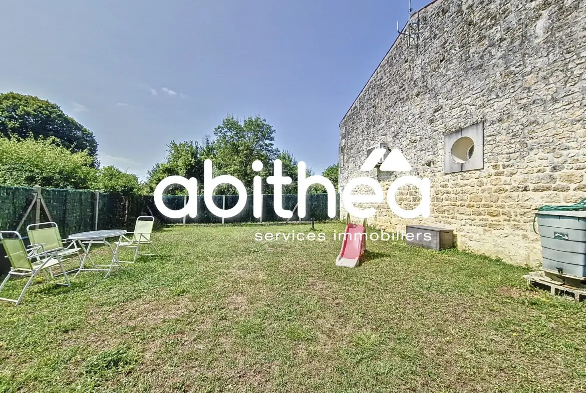Charentaise rénovée de 117 m² avec 3 chambres, jardin et garage à Annepont 
