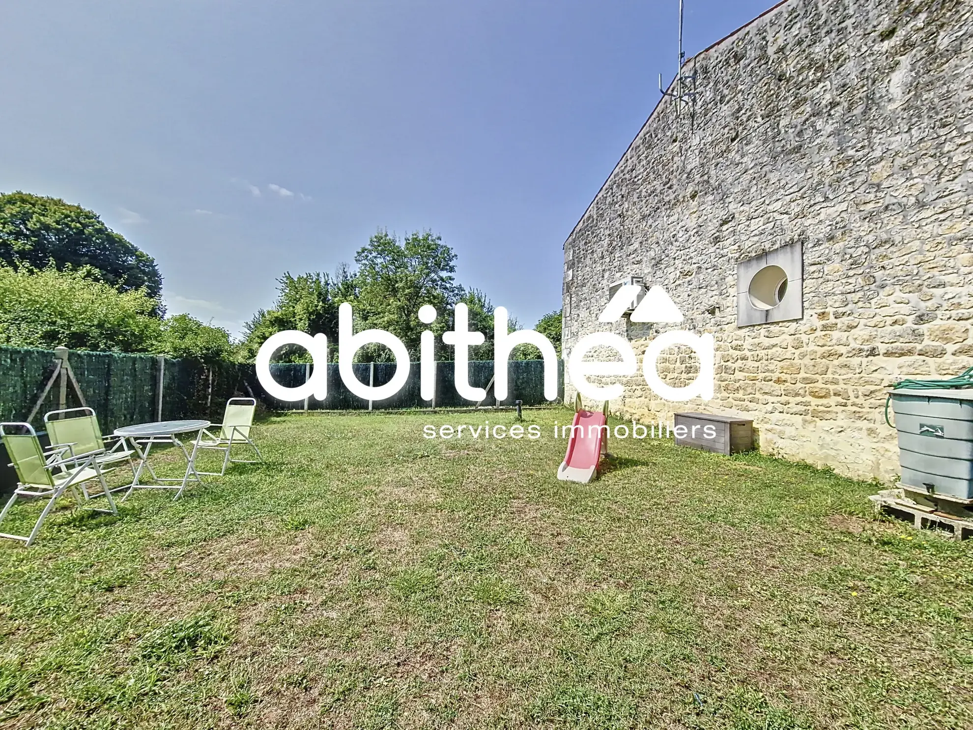Charentaise rénovée de 117 m² avec 3 chambres, jardin et garage à Annepont 