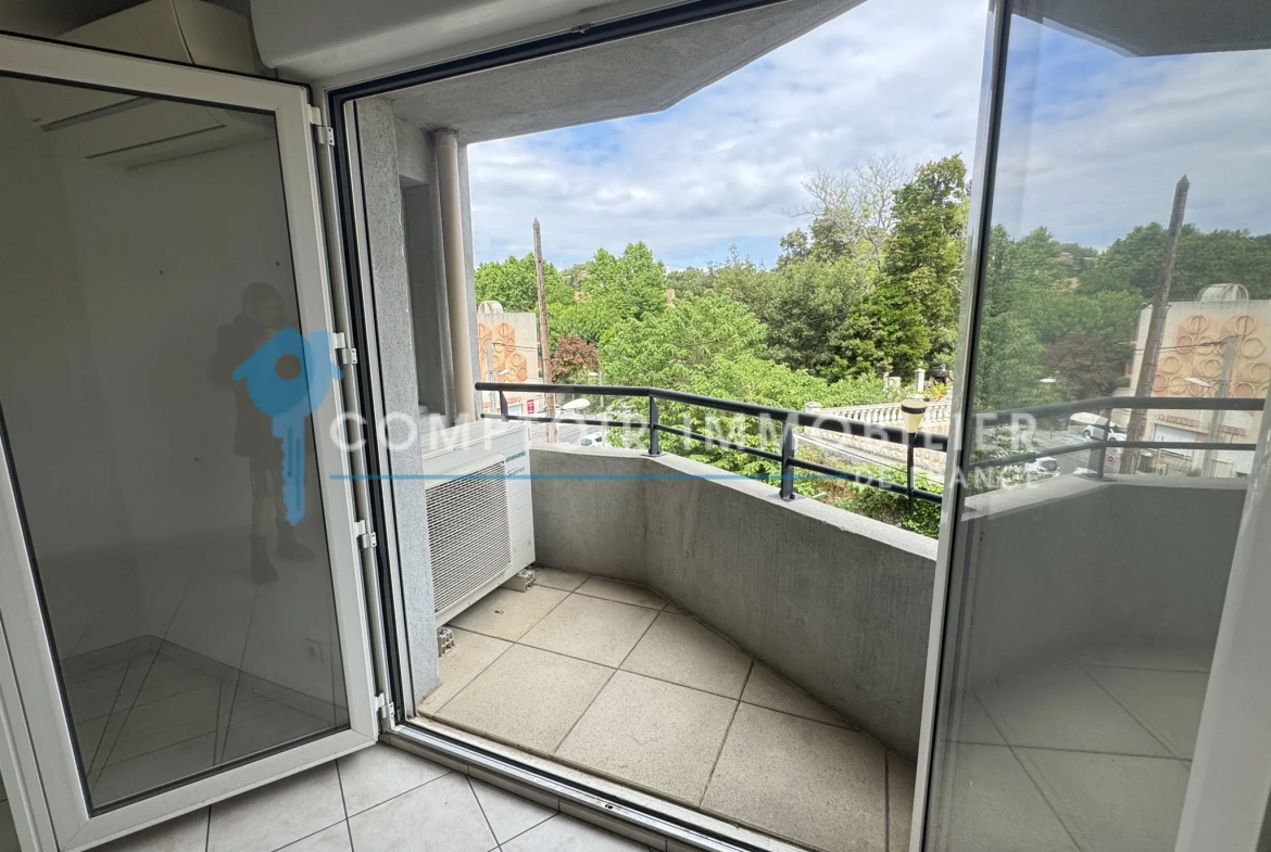 Appartement T3 à Marseille 13004 avec balcon, parking privé et vue sur parc 