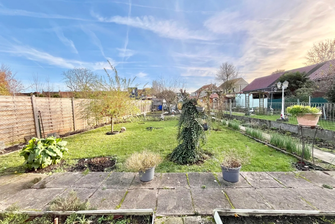 Charmante maison de 108 m² avec jardin et garage près de la frontière belge à Tourcoing 