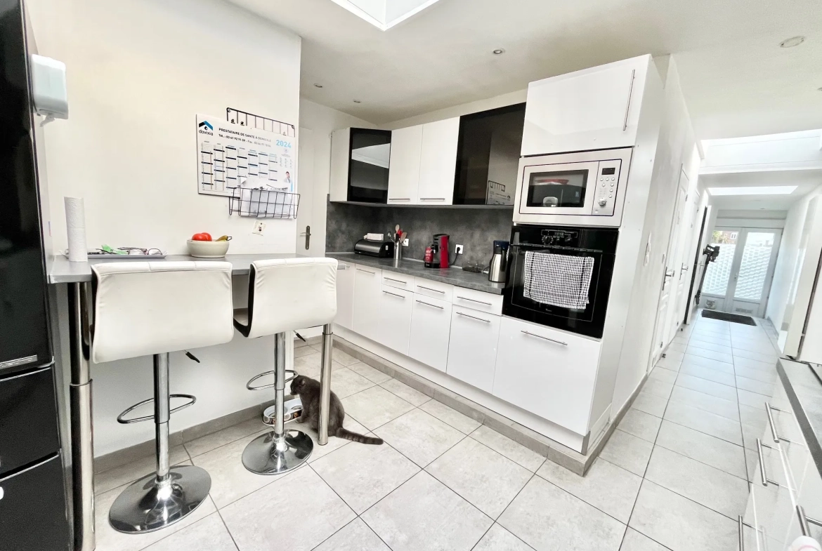 Charmante maison de 108 m² avec jardin et garage près de la frontière belge à Tourcoing 
