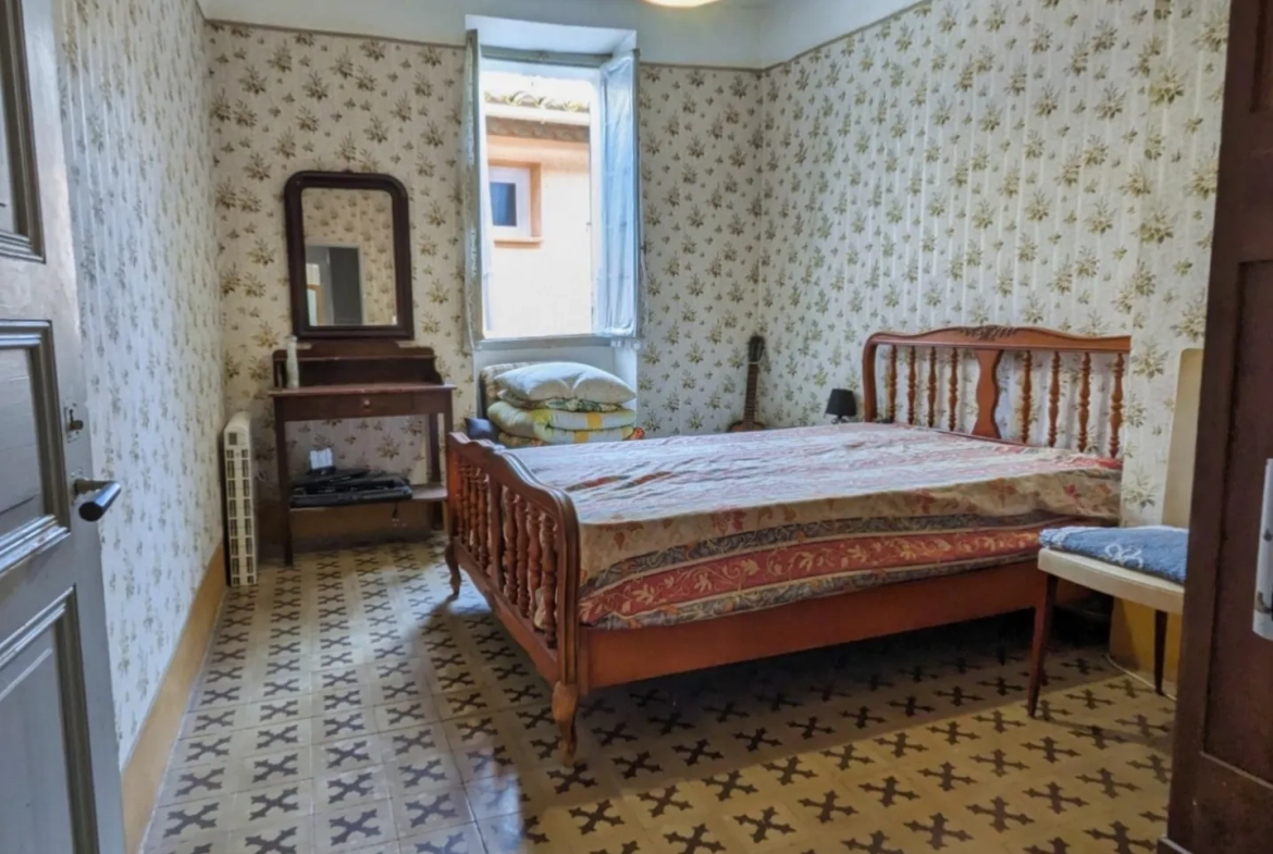 Maison de village avec jardin à Cascastel-des-Corbières, potentiel de restauration 