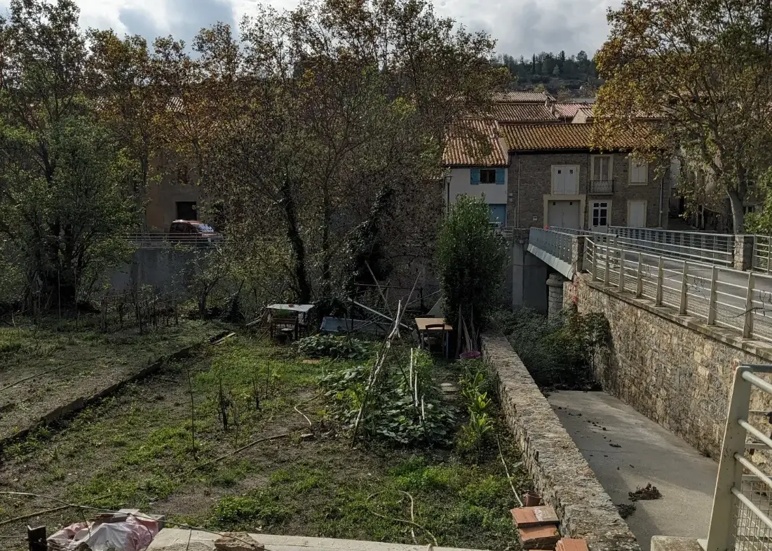 Maison de village avec jardin à Cascastel-des-Corbières, potentiel de restauration 