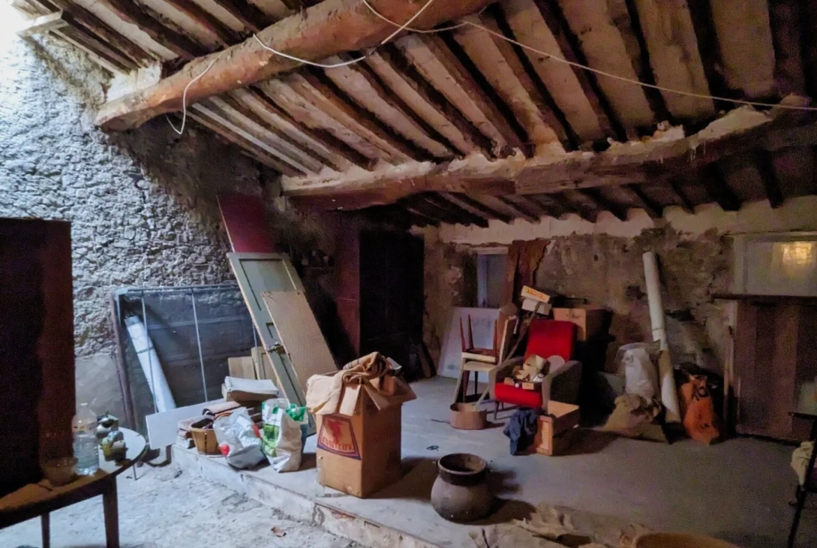 Maison de village avec jardin à Cascastel-des-Corbières, potentiel de restauration 