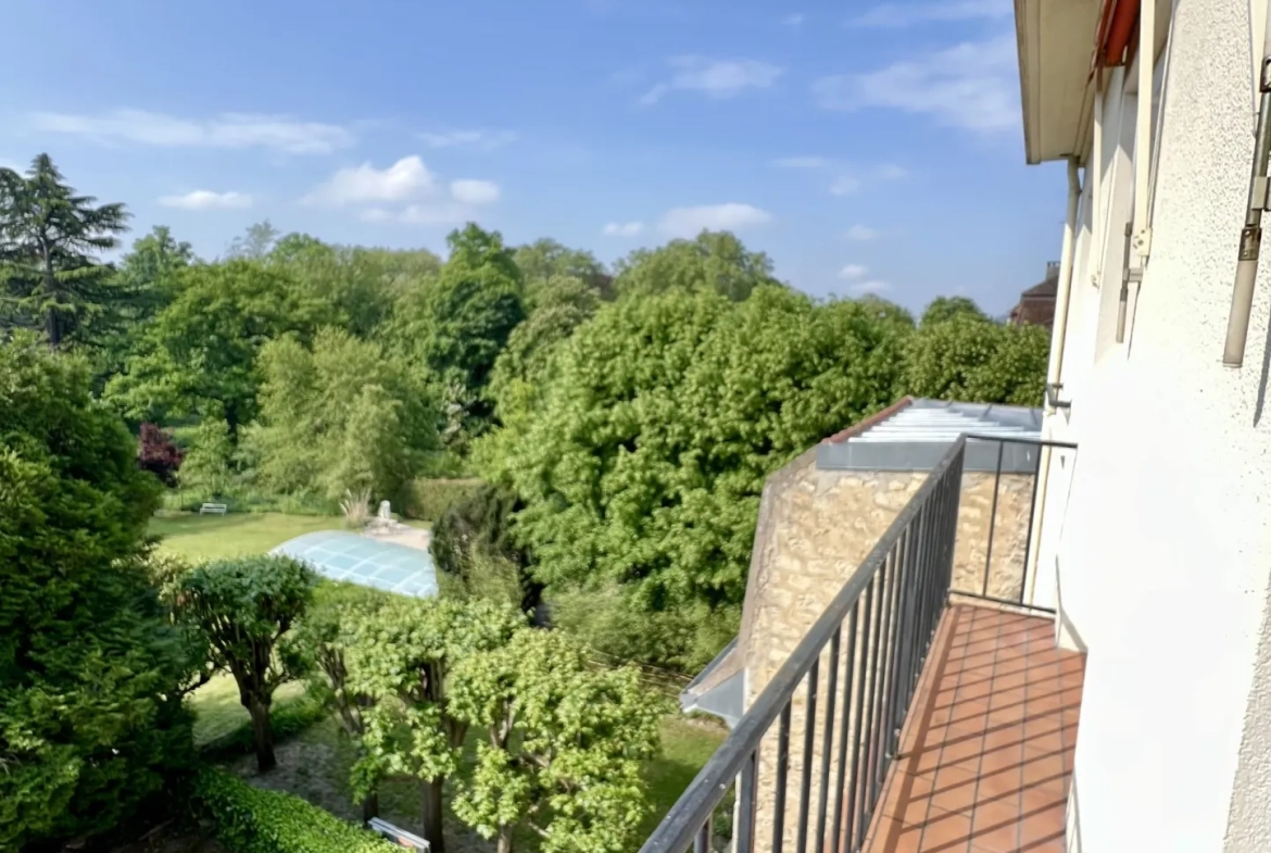 Bel appartement traversant de 70m² avec vue sur la Seine, proche Paris 