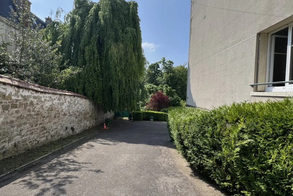 Bel appartement traversant de 70m² avec vue sur la Seine, proche Paris 