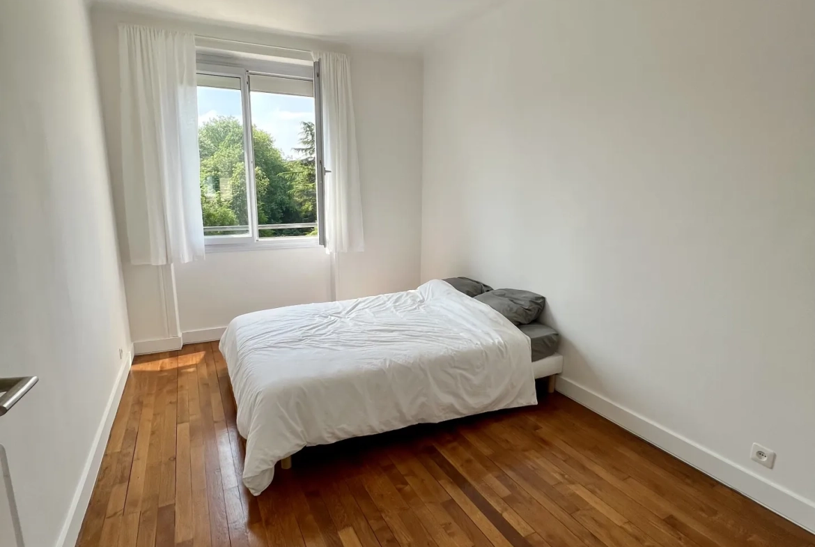 Bel appartement traversant de 70m² avec vue sur la Seine, proche Paris 