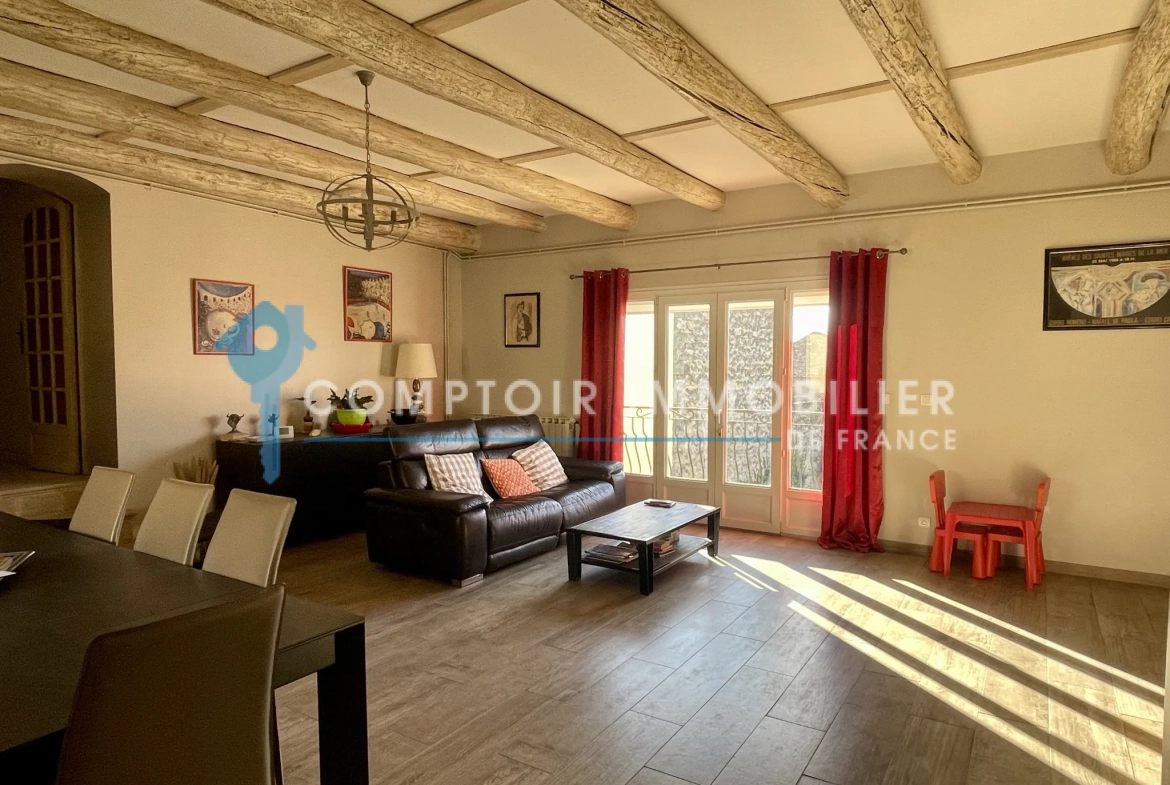 Maison de ville rénovée avec cour et grange à Vauvert 