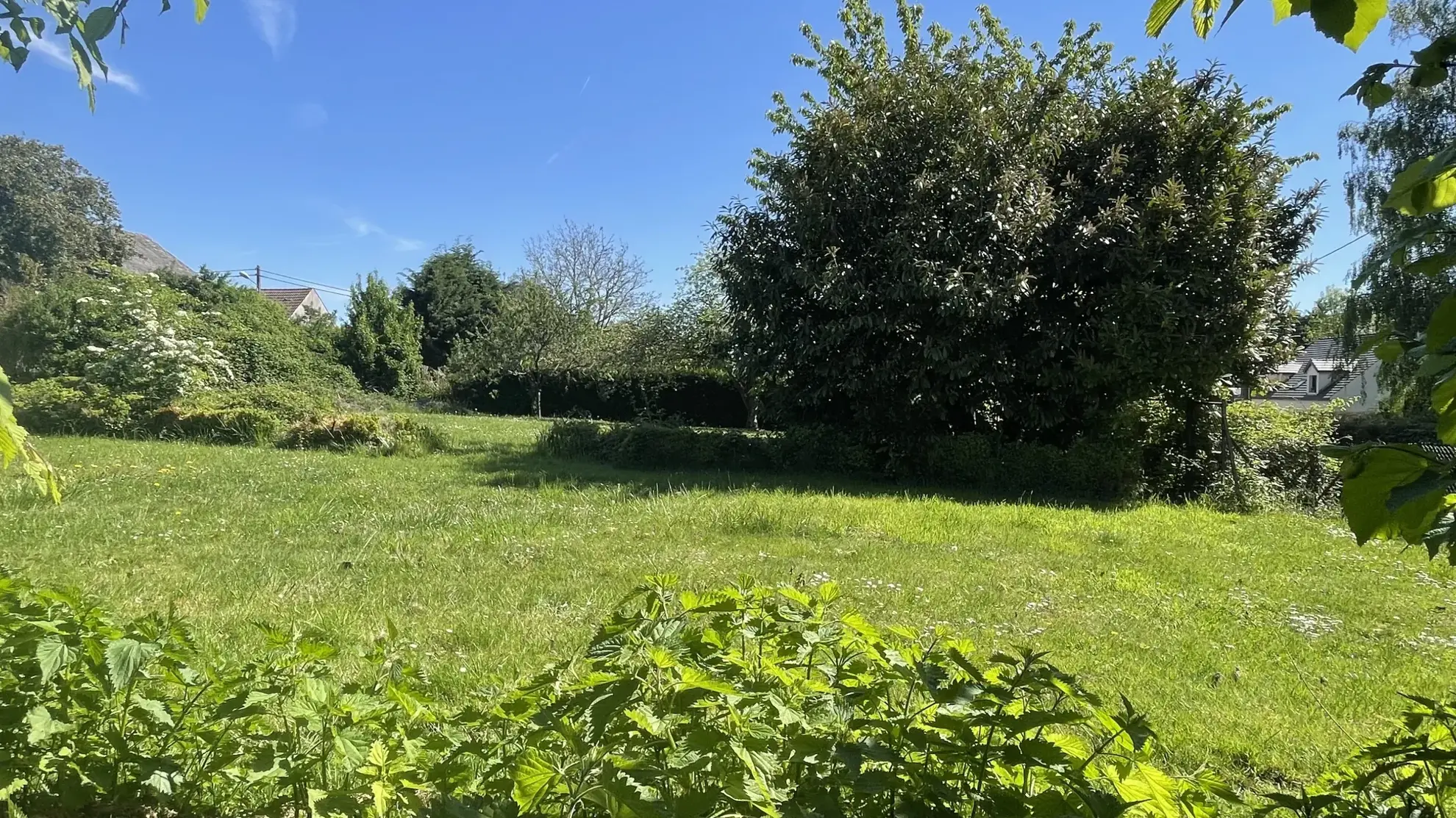 Terrain à bâtir de 1100 m² à Lagny – Exposition plein sud et potentiel d'investissement 