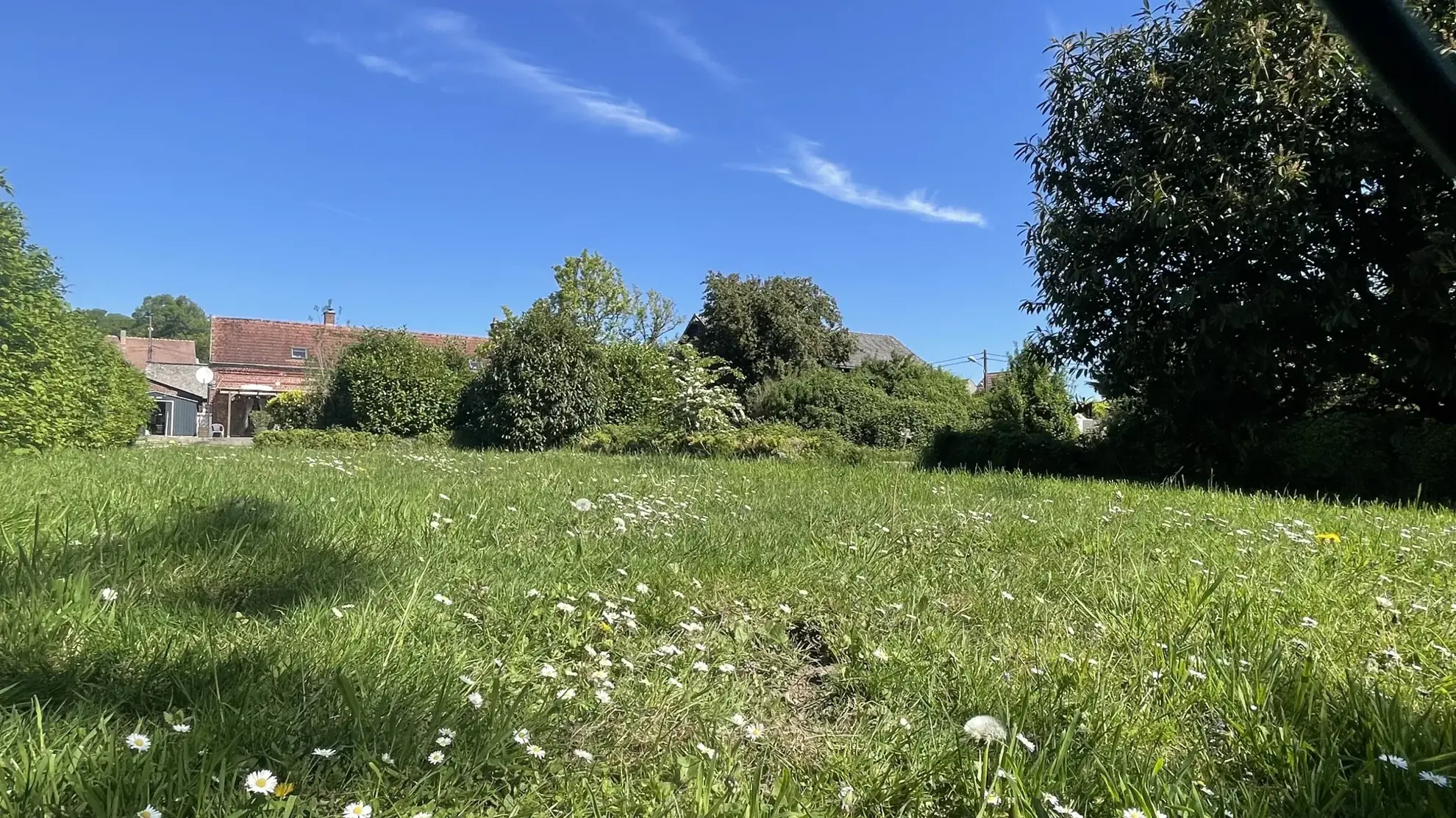 Terrain à bâtir de 1100 m² à Lagny – Exposition plein sud et potentiel d'investissement 