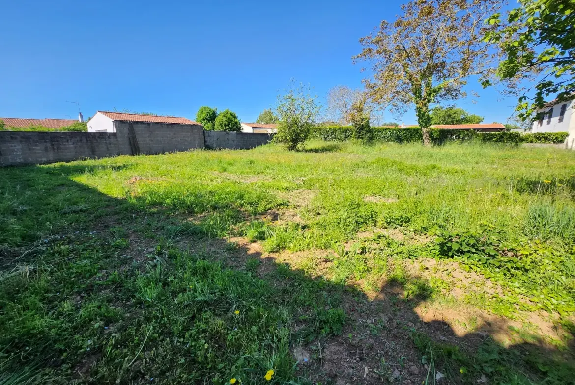 Terrain constructible de 898 m² aux Magnils Reigniers, idéal pour votre projet immobilier en Vendée 
